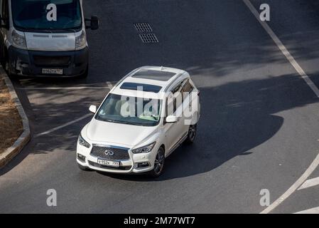 Mosca, Russia - 27 settembre 2022: White Japanese SUV infiniti QX60 corse sulla strada in città (Nissan Pathfinder) Foto Stock