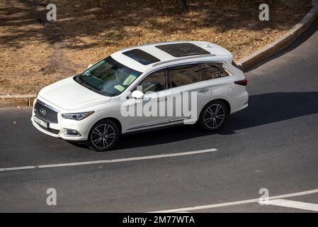 Mosca, Russia - 27 settembre 2022: White Japanese SUV infiniti QX60 corse sulla strada in città (Nissan Pathfinder) Foto Stock