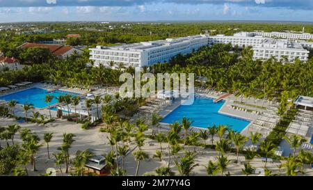 Punta Cana, Dominicana - Aprile 2021: Veduta aerea del gigantesco Riu Republica Hotel Resort a Punta Cana durante la stagione. Piscine e appartamenti di lusso con Vista Oceano. Foto Stock