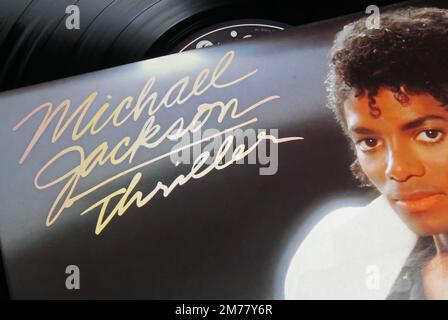 Viersen, Germania - Novembre 9. 2022: Primo piano del disco in vinile isolato, la copertina dell'album Thriller del cantante Michael Jackson Foto Stock