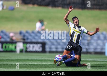 8th gennaio 2023; Campbelltown Stadium, Sydney, NSW, Australia: A-League Football, MacArthur FC contro Newcastle Jets; Ulises Davila del Macarthur FC è affrontata a scorrimento mentre viene avanti Foto Stock