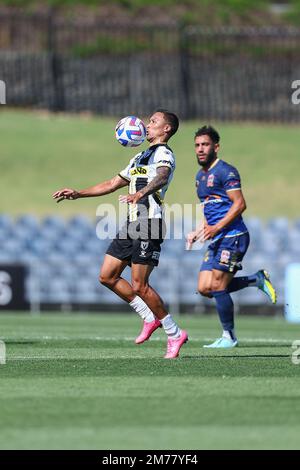 8th gennaio 2023; Campbelltown Stadium, Sydney, NSW, Australia: A-League Football, MacArthur FC contro Newcastle Jets; Kearyn Baccus di Macarthur FC controlla la palla fuori dal petto Foto Stock