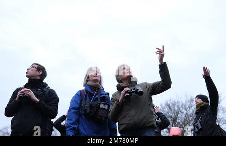 Lipsia, Germania. 08th Jan, 2023. I partecipanti al conteggio degli uccelli si trovano in un parco. Gli osservatori di uccelli si riuniscono per il "conte di uccelli invernali" organizzato dall'Unione tedesca per la conservazione della natura e della biodiversità (NABU). Nell'azione partecipativa a livello nazionale, le persone interessate sono chiamate a contare gli uccelli nelle aree urbane per un'ora e a segnalarli a Nabu. Credit: Sebastian Willnow/dpa/Alamy Live News Foto Stock