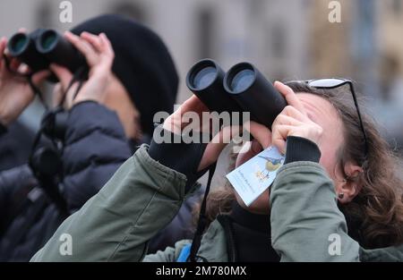 Lipsia, Germania. 08th Jan, 2023. I partecipanti a un conteggio di uccelli guardano attraverso binocoli in un parco e hanno materiale informativo con loro. Gli osservatori di uccelli si riuniscono per il "Conte di uccelli invernali" organizzato dalla NABU (Unione tedesca per la conservazione della natura e della biodiversità). Durante la campagna di partecipazione a livello nazionale, le persone interessate sono chiamate a contare gli uccelli nelle aree urbane per un'ora e a segnalarli a Nabu. Credit: Sebastian Willnow/dpa/Alamy Live News Foto Stock