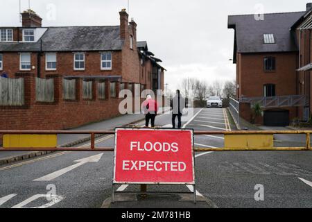 Un cartello che avverte le persone di un imminente allagamento blocca l'ingresso al parcheggio Frankwell a Shrewsbury, che è stato chiuso a causa della sua vicinanza al fiume Severn. L'Agenzia per l'ambiente (EA) dispone di due alluvioni in città. Data immagine: Domenica 8 gennaio 2023. Foto Stock