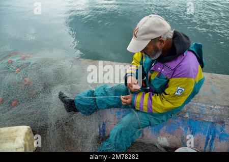 7 gennaio 2023, Zarzis, governatorato della Médenine, Tunisia: Zarzis, Tunisi. 07 gennaio 2022. Un pescatore prepara le sue reti da pesca prima di scendere dal porto di Zarzis, nel sud-est della Tunisia. Il porto interno del porto di Zarzis, una città costiera tunisina vicino al confine libico, è utilizzato dai pescatori (Credit Image: © Hasan Mrad/IMAGESLIVE via ZUMA Press Wire) Foto Stock