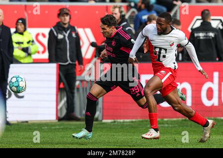 UTRECHT, PAESI BASSI - 8 GENNAIO: Santiago Gimenez di Feyenoord, Modibo Sagnan di FC Utrecht durante la partita olandese di Eredivie tra FC Utrecht e Feyenoord allo Stadion Galgenwaard il 8 gennaio 2023 a Utrecht, Paesi Bassi (Foto di ben Gal/Orange Pictures) Foto Stock