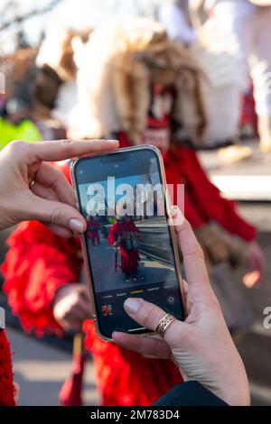 Sofia, Bulgaria. 08 gennaio 2023. Ballerina Kukeri con costume intricato, campane e maschera all'annuale festival invernale di Surva nella capitale bulgara. Credit: Ognyan Yosifov/Alamy Live News Foto Stock