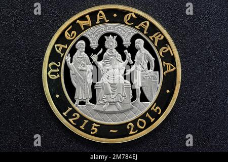 Una moneta commemorativa Premium Proof del £2 che celebra i 800 anni della firma della Magna carter Foto Stock