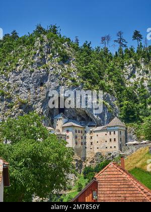 Postojna, Slovenia - 07 02 2015: Antico castello costruito in una grotta Foto Stock