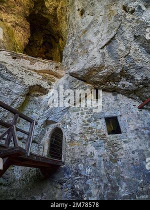 Postojna, Slovenia - 07 02 2015: Antico castello costruito in una grotta Foto Stock