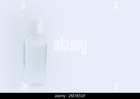 Flacone di disinfettante per le mani antisettico istantaneo in gel trasparente isolato su sfondo bianco grigio, senza etichetta. Gel antibatterico, idroalcolico, alco etilico Foto Stock