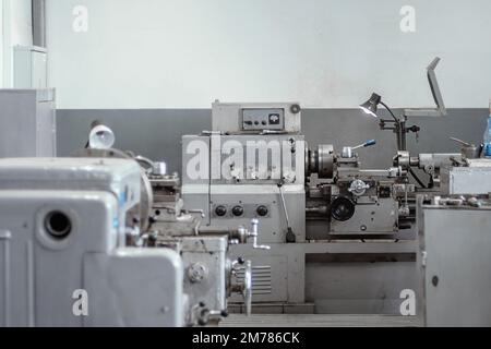 Tornio vecchio per lavorazione del metallo. Tipo di parti in metallo della macchina nel laboratorio di tornio in fabbrica. Contesto industriale. Apparecchiature industriali.. Foto Stock