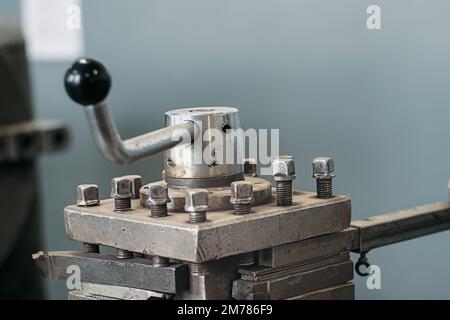 Tornio vecchio per lavorazione del metallo. Tipo di parti in metallo della macchina nel laboratorio di tornio in fabbrica. Contesto industriale. Apparecchiature industriali.. Foto Stock