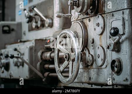 Tornio vecchio per lavorazione del metallo. Tipo di parti in metallo della macchina nel laboratorio di tornio in fabbrica. Contesto industriale. Apparecchiature industriali.. Foto Stock