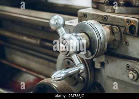 Tornio vecchio per lavorazione del metallo. Tipo di parti in metallo della macchina nel laboratorio di tornio in fabbrica. Contesto industriale. Apparecchiature industriali.. Foto Stock