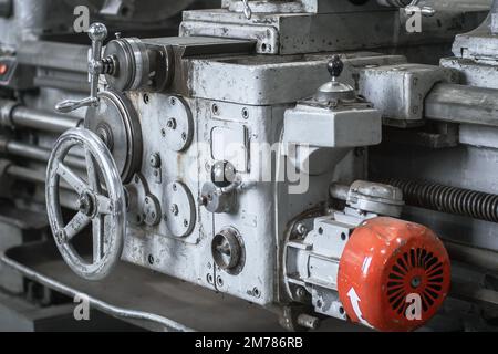 Tornio vecchio per lavorazione del metallo. Tipo di parti in metallo della macchina nel laboratorio di tornio in fabbrica. Contesto industriale. Apparecchiature industriali.. Foto Stock