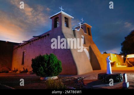 La storica chiesa della missione di San Francisco de Asis di Ranchos de Taos, New Mexico, fu completata nel 1815. Foto Stock