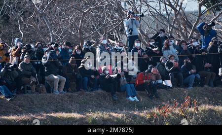 Narashino, Giappone. 08th Jan, 2023. Domenica 8 gennaio 2023, il pubblico si riunisce alla trivella di Capodanno della Brigata aerea giapponese GSDF 1st presso la Narashino Training Area nella prefettura di Chiba, Giappone. Foto di Keizo Mori/UPI Credit: UPI/Alamy Live News Foto Stock