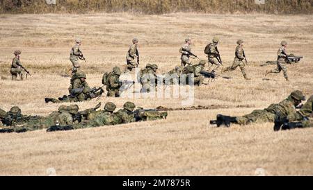 Narashino, Giappone. 08th Jan, 2023. Membro della Ground Self-Defense Force del Giappone, i soldati dell'esercito statunitense e britannico partecipano alla trivella di Capodanno della Brigata aerea giapponese GSDF 1st presso la Narashino Training Area nella prefettura di Chiba, Giappone, domenica 8 gennaio 2023. Foto di Keizo Mori/UPI Credit: UPI/Alamy Live News Foto Stock