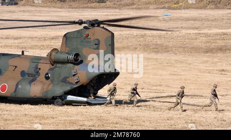 Narashino, Giappone. 08th Jan, 2023. I soldati dell'esercito degli Stati Uniti e della Gran Bretagna si staccano dalla CH-47J della forza di autodifesa di terra del Giappone durante il nuovo esercizio di perforazione della Brigata aerea giapponese GSDF 1st presso l'area di addestramento di Narashino nella prefettura di Chiba, Giappone, domenica 8 gennaio 2023. Foto di Keizo Mori/UPI Credit: UPI/Alamy Live News Foto Stock