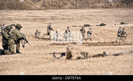 Narashino, Giappone. 08th Jan, 2023. Membro della Ground Self-Defense Force del Giappone, i soldati dell'esercito statunitense e britannico partecipano alla trivella di Capodanno della Brigata aerea giapponese GSDF 1st presso la Narashino Training Area nella prefettura di Chiba, Giappone, domenica 8 gennaio 2023. Foto di Keizo Mori/UPI Credit: UPI/Alamy Live News Foto Stock