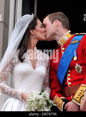 File foto datata 29/04/11 dell'allora Principe William (ora Principe di Galles) e di sua moglie Kate Middleton, (ora Principessa di Galles) a cui è stato dato il titolo di Duchessa di Cambridge, baciare sul balcone di Buckingham Palace, Londra, dopo il loro matrimonio all'Abbazia di Westminster. La principessa di Galles festeggia il suo 41st° compleanno solo un giorno prima che il controverso memoriale del Duca di Sussex colpisca gli scaffali. Data di emissione: Domenica 8 gennaio 2023. Foto Stock