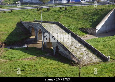 Situato a Istanbul, Turchia, il Ponte Haramidere è stato costruito da Mimar Sinan nel 16th ° secolo. Foto Stock