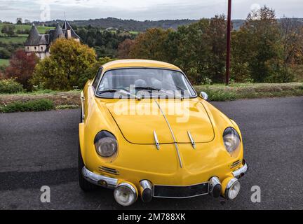 Voiture de collection devant le Château Foto Stock