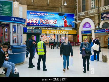 Una giornata intensa alla stazione ferroviaria di Charing Cross, Londra, Regno Unito, Europa la vigilia di Natale, 24th dicembre 2022 Foto Stock