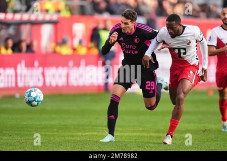 Utrecht - Santiago Gimenez di Feyenoord, Modibo Sagnan di FC Utrecht durante la partita tra FC Utrecht e Feyenoord allo stadio Galgenwaard il 8 gennaio 2023 a Utrecht, Paesi Bassi. (Da Box a Box Pictures/Yannick Verhoeven) Foto Stock