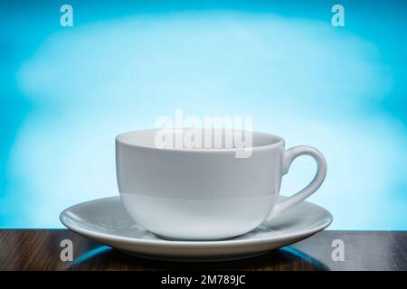 Tazza di caffè su sfondo blu Foto Stock