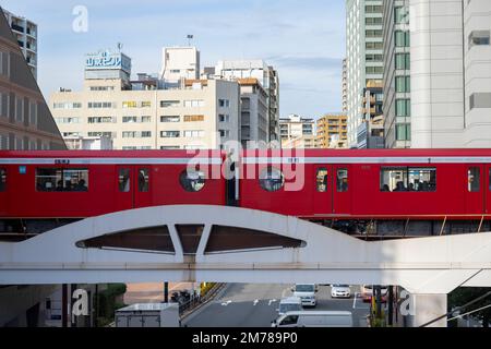 Tokyo, Giappone. 6th Jan, 2023. Un treno della linea Marunouchi alla stazione della metropolitana M Korakuen. La linea della metropolitana Marunouchi di Tokyo è una linea di metropolitana di transito rapido operata dalla metropolitana Tokyo. Corre dalla Stazione di Ogikubo ad ovest alla Stazione di Ikebukuro a nord, passando attraverso il centro di Tokyo e le principali stazioni come Shinjuku, Yotsuya e Tokyo Station. La linea Marunouchi è di colore marrone chiaro sulle mappe di transito ed è nota per il suo servizio frequente e la posizione comoda nel cuore della città. E' usato sia dai pendolari che dai turisti per viaggiare verso destinazioni popolari come l'Imperial pala Foto Stock