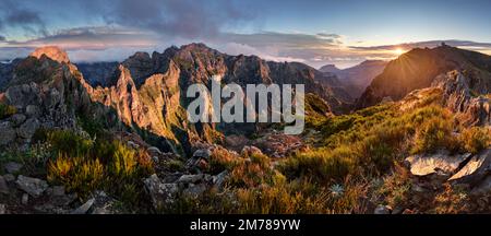 Paesaggio montano panorama all'alba sulle nuvole nell'isola di Madeira, Pico Arieiro, Portogallo Foto Stock