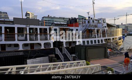 Festa e barca ristorante sul fiume Liffey a Dublino - DUBLINO, IRLANDA - 20 APRILE 2022 Foto Stock