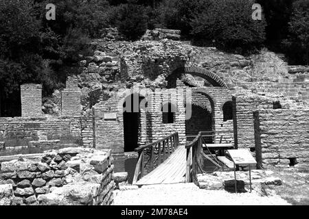 Rovine del Santuario di Asciepio, l'antica Butrint, patrimonio dell'umanità dell'UNESCO, il Parco Nazionale di Butrint, il distretto di Saranda, l'Albania meridionale, l'Europa Foto Stock