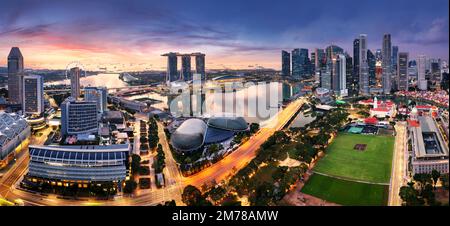 Skyline di Singapore al tramonto Foto Stock