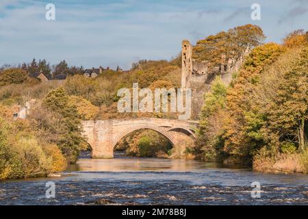 Il fiume Tees, il ponte della contea e il castello rimangono a Barnard Castle, Teesdale Foto Stock