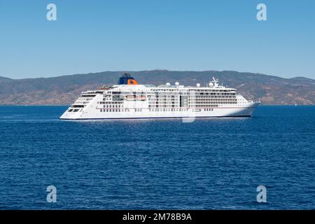 HYDRA, GRECIA - 9 settembre 2022: Vista laterale della maggior parte delle navi da crociera di lusso Hapag-Lloyd MS Europa 2 in navigazione da Hydra, Grecia. Foto Stock