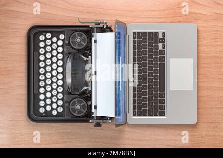 Vecchia macchina da scrivere e computer portatile, vista dall'alto. Tecnologie vecchie e moderne. illustrazione 3d Foto Stock