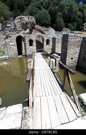 Rovine del Santuario di Asciepio, l'antica Butrint, patrimonio dell'umanità dell'UNESCO, il Parco Nazionale di Butrint, il distretto di Saranda, l'Albania meridionale, l'Europa Foto Stock