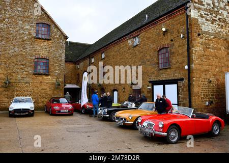 Hook Norton Brewery, Oxfordshire, Regno Unito. 08th Jan, 2023. MG Sports Cars parcheggiato nel display statico presso Hook Norton Brewery Inghilterra uk.8 gennaio 2023. Credit: Melvin Green/Alamy Live News. Credit: MELVIN GREEN/Alamy Live News Foto Stock