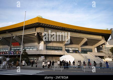 Tokyo, Giappone. 6th Jan, 2023. Il Nippon Budokan, conosciuto anche come ''Japan Martial Arts Hall,'' è una famosa arena al coperto situata nel quartiere Chiyoda di Tokyo. Fu costruito nel 1964 per ospitare il concorso di Judo delle Olimpiadi estive. E' diventato un luogo popolare per vari eventi, tra cui tornei di arti marziali, concerti e altre esibizioni culturali. Il Nippon Budokan ha un design architettonico unico, con una forma circolare e un tetto ripido che ha lo scopo di assomigliare ad un tradizionale castello Giapponese. Ha una capacità di 14.471 posti a sedere, rendendolo un luogo di medie dimensioni di stile Giapponese Foto Stock