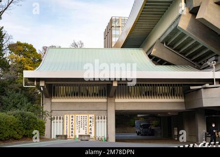 Tokyo, Giappone. 6th Jan, 2023. Il Nippon Budokan, conosciuto anche come ''Japan Martial Arts Hall,'' è una famosa arena al coperto situata nel quartiere Chiyoda di Tokyo. Fu costruito nel 1964 per ospitare il concorso di Judo delle Olimpiadi estive. E' diventato un luogo popolare per vari eventi, tra cui tornei di arti marziali, concerti e altre esibizioni culturali. Il Nippon Budokan ha un design architettonico unico, con una forma circolare e un tetto ripido che ha lo scopo di assomigliare ad un tradizionale castello Giapponese. Ha una capacità di 14.471 posti a sedere, rendendolo un luogo di medie dimensioni di stile Giapponese Foto Stock