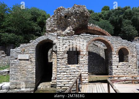 Rovine del Santuario di Asciepio, l'antica Butrint, patrimonio dell'umanità dell'UNESCO, il Parco Nazionale di Butrint, il distretto di Saranda, l'Albania meridionale, l'Europa Foto Stock