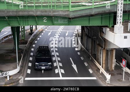 Tokyo, Giappone. 6th Jan, 2023. Un'auto attende ad un semaforo dopo aver attraversato il fiume Kanda ed e' sotto la Stazione JR Est di SuidÅbashi al confine tra i Wards di Bunkyo e Chiyoda City di Tokyo. (Credit Image: © Taidgh Barron/ZUMA Press Wire) Foto Stock