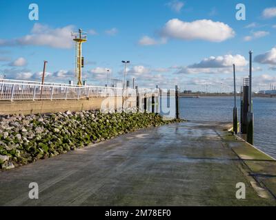 La nuova banchina per il lancio di barche da diporto nel piccolo porto del villaggio polder di Doel in Belgio Foto Stock