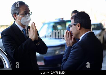 Kathmandu, Nepal. 08th Jan, 2023. Chen Song Gai(L), il neo nominato Ambasciatore indipendente del 22nd e l'Ambasciatore d'azione cinese Wang Xin(R) si salutano all'arrivo di Chen all'Aeroporto Internazionale di Tribhuvan (TIA) il 8 gennaio 2023 a Kathmandu, Nepal. (Foto di Abhishek Maharjan/Sipa USA) Credit: Sipa USA/Alamy Live News Foto Stock