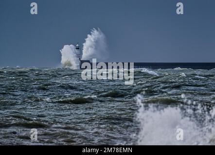 Newhaven, Regno Unito. 8th Jan, 2023. UK Weather: Vento forte e alte maree di 5,9 metri si combinano per creare mari spettacolari intorno al faro di Newhaven, nel Sussex orientale, sulla costa meridionale del Regno Unito. Credit: Jim Holden/Alamy Live News Foto Stock