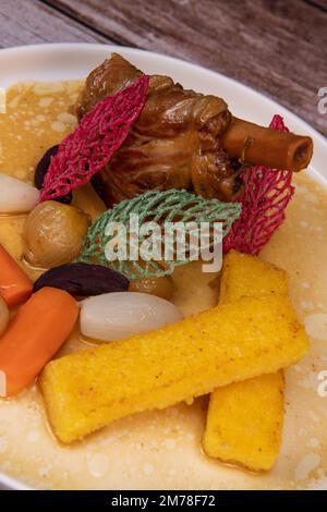 Torta di agnello con polenta fritta, carota, rapa, funghi e salsa Foto Stock